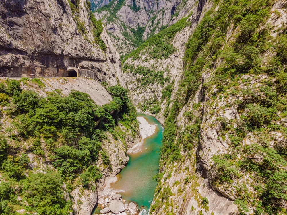 A kép a Morača folyó kanyonját ábrázolja Montenegróban.  - Z(s)eppelin utazás