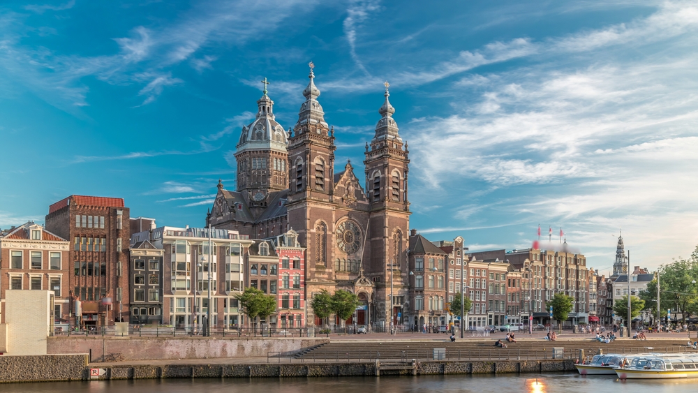 Az amszterdami Szent Miklós-bazilika (Basilica of Saint Nicholas) látható a képen. grand place brusselys - Z(s)eppelin utazás
