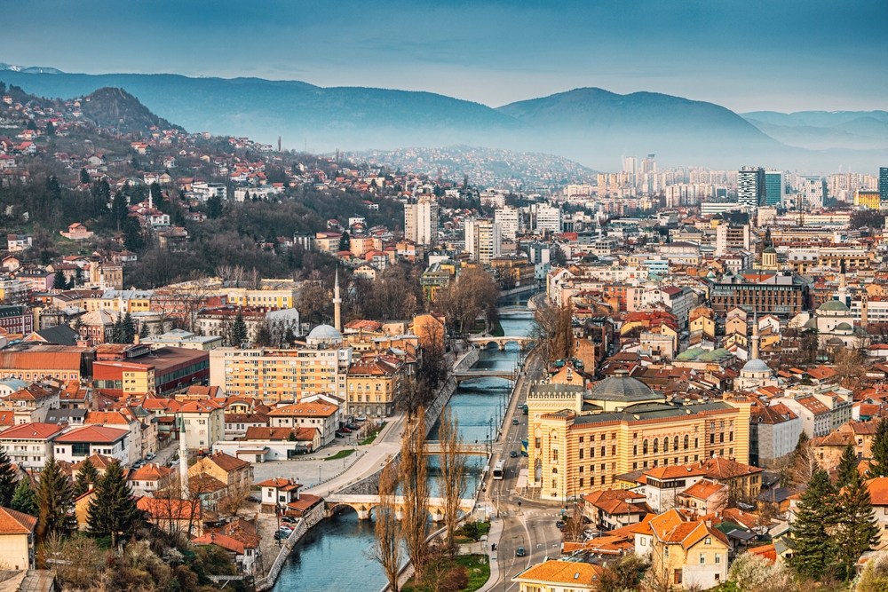 A képen Szarajevó, Bosznia-Hercegovina fővárosa látható egy panorámaképen.  - Z(s)eppelin utazás