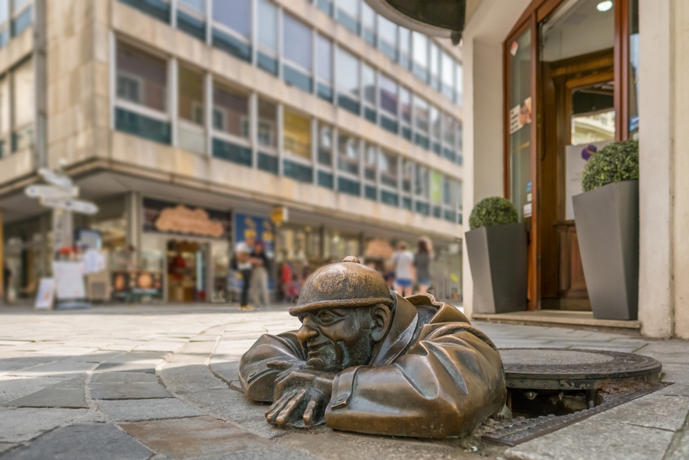Ez a szobor a híres Čumil (A dolgozó ember) nevű bronzszobor Pozsony (Bratislava), Szlovákia belvárosában.  - Z(s)eppelin utazás