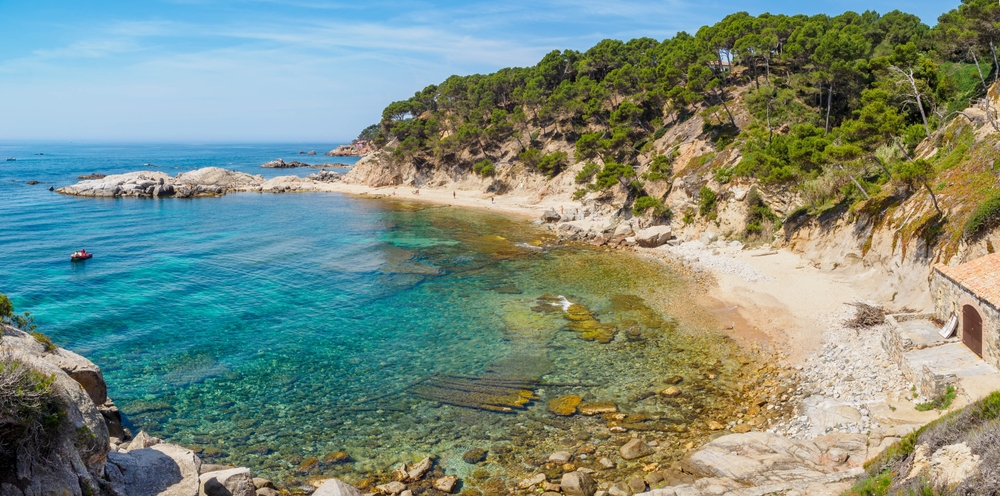 Ez a kép a Cala Bona öblöt ábrázolja, amely Spanyolországban, a Costa Brava partvidéken található, Blanes városában.  - Z(s)eppelin utazás