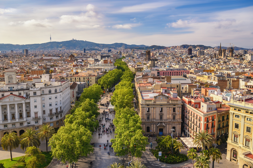 A képen a La Rambla, Barcelona híres sétálóutcája látható, madártávlatból.  - Z(s)eppelin utazás