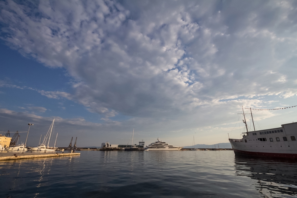 A képen látható helyszín a horvátországi Fiume (Rijeka) kikötője.  - Z(s)eppelin utazás