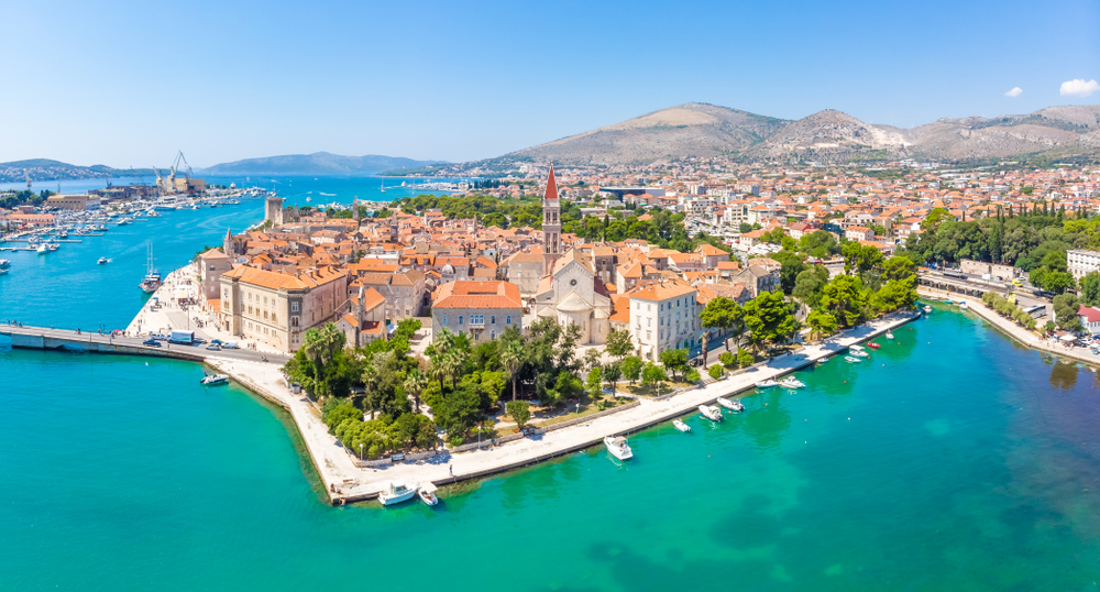 A képen Trogir óvárosa látható Horvátországban, egy kis szigeten a szárazföld és Čiovo szigete között.  - Z(s)eppelin utazás