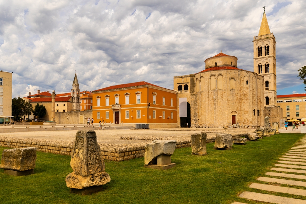 Ez a kép a horvátországi Zadar városában található Római Fórumot és a Szent Donát-templomot ábrázolja.  - Z(s)eppelin utazás