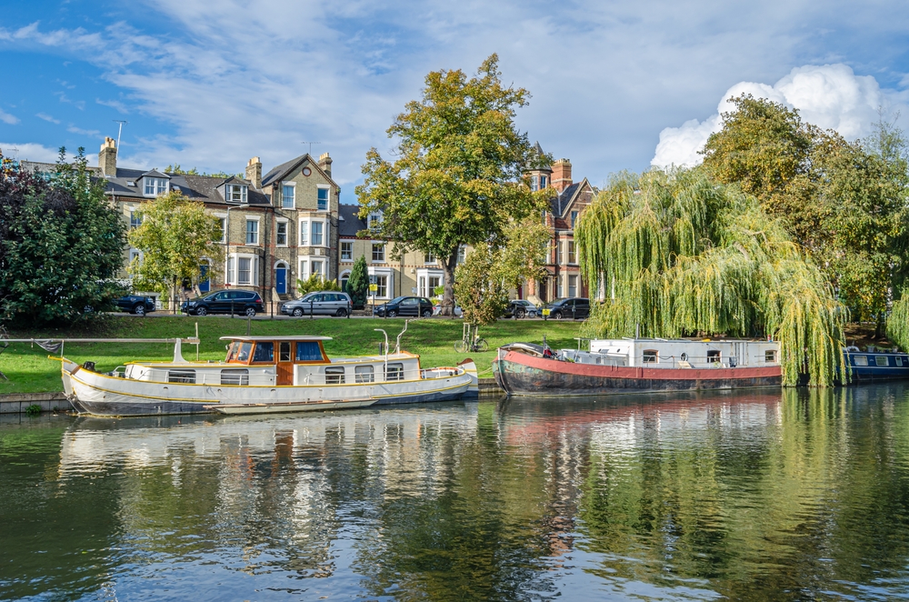A kép a cambridge-i Cam folyót ábrázolja, amely egy népszerű helyszín a csónakázáshoz és a turizmushoz az Egyesült Királyságban. - Z(s)eppelin utazás