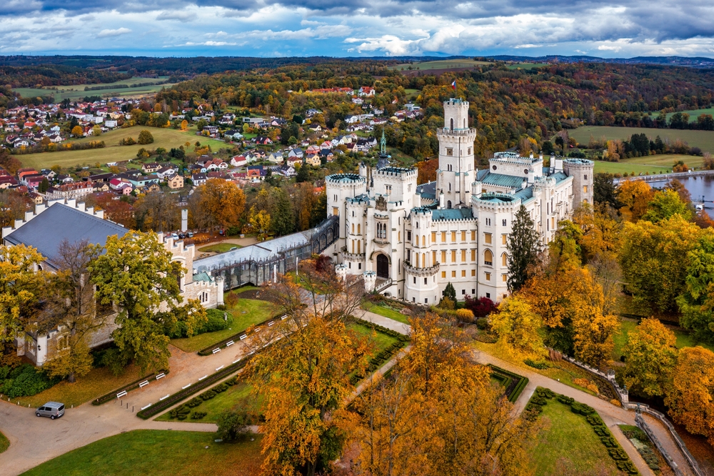 Ez a kép a Hluboká-kastélyt ábrázolja Hluboká nad Vltavou városában, Csehországban. A kastély Dél-Csehország egyik leglátogatottabb és legszebbnek tartott műemléke.  - Z(s)eppelin utazás