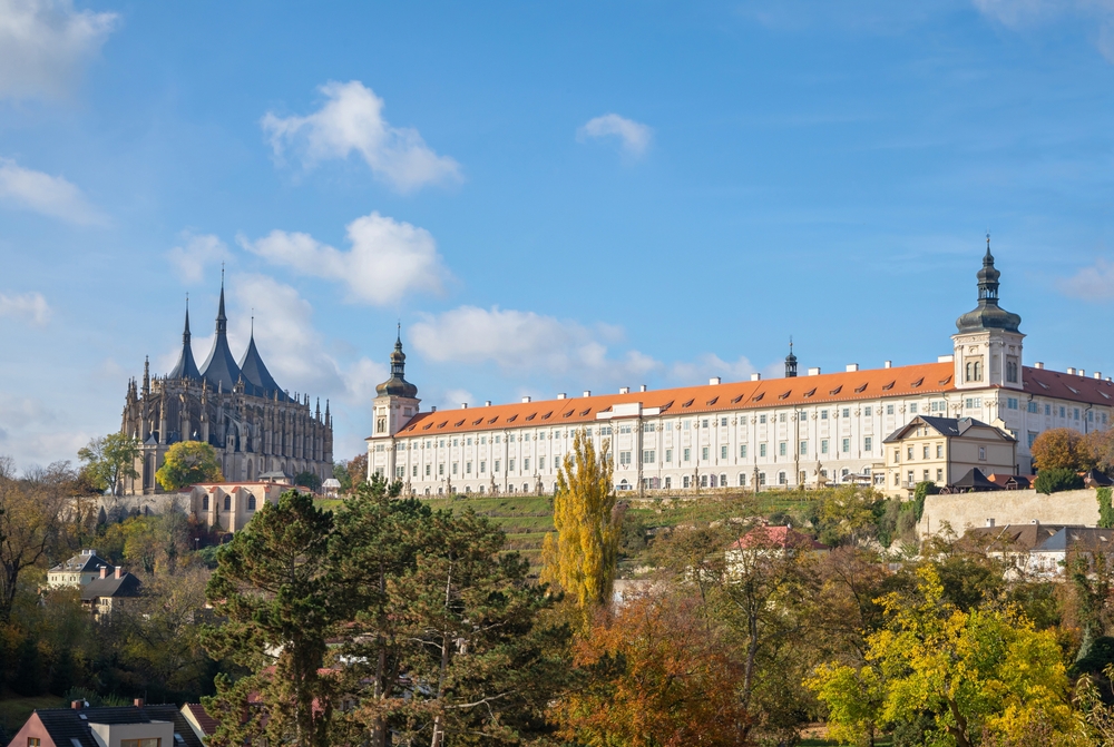 A képen a csehországi Kutná Hora városa látható, a Szent Borbála-templommal és a Jezsuita Kollégiummal.  - Z(s)eppelin utazás