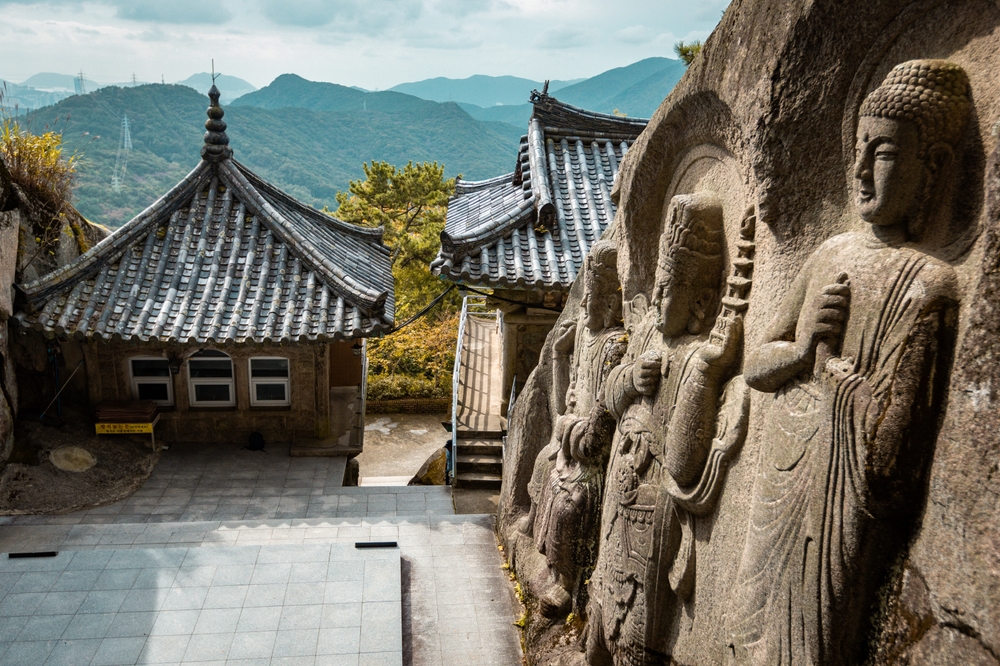 Ez a kép a dél-koreai Busanban található Seokbulsa (Seokbulsa templom) templomot ábrázolja, amely egy sziklába faragott buddhista szentély.  - Z(s)eppelin utazás