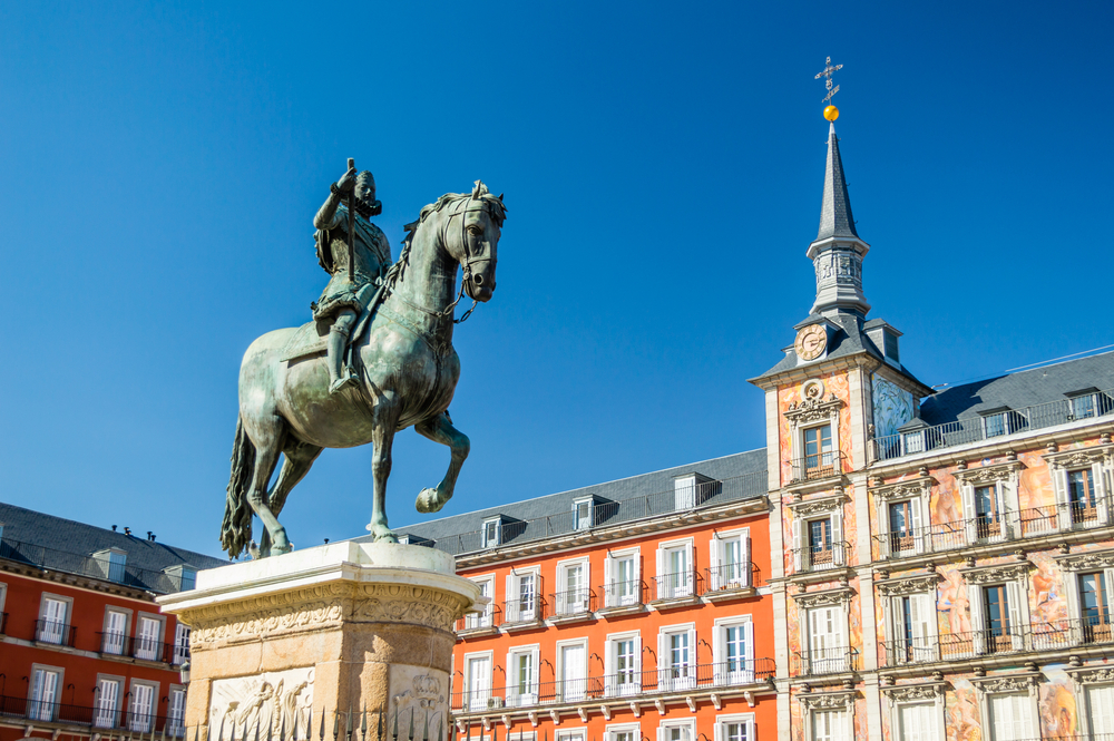 Ez a kép a III. Fülöp spanyol király lovasszobrát ábrázolja a madridi Plaza Mayor főtéren. - Z(s)eppelin utazás