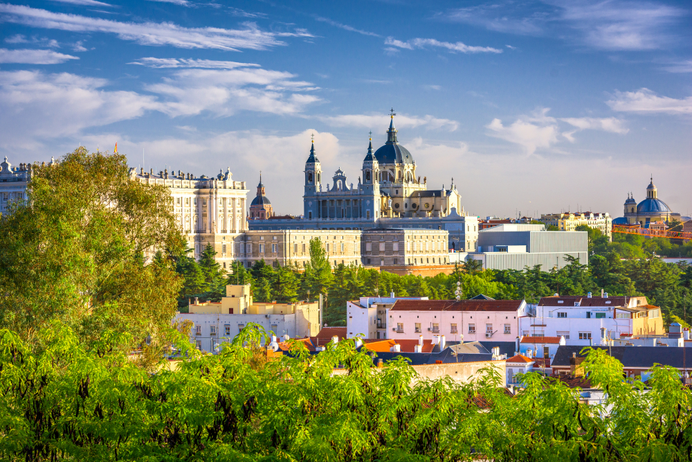 Ez a kép a madridi Almudena székesegyházat (Catedral de la Almudena) és a Királyi Palotát (Palacio Real) ábrázolja, a spanyol főváros ikonikus épületeit.  - Z(s)eppelin utazás