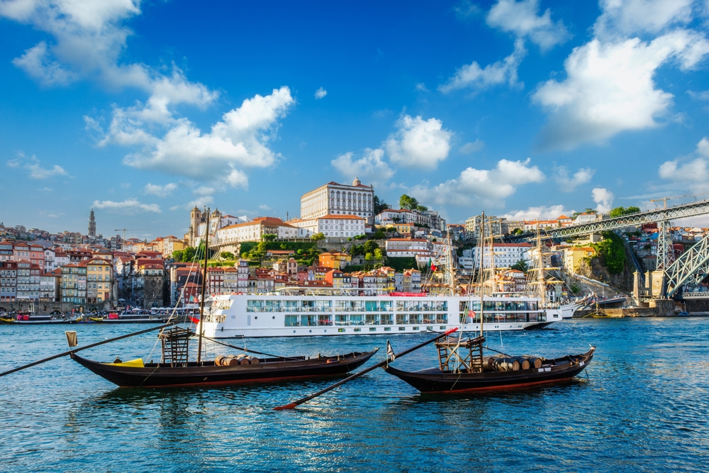 Ez a kép Porto történelmi óvárosát ábrázolja a Douro folyó partjáról nézve, rabelo hajókkal az előtérben.  - Z(s)eppelin utazás