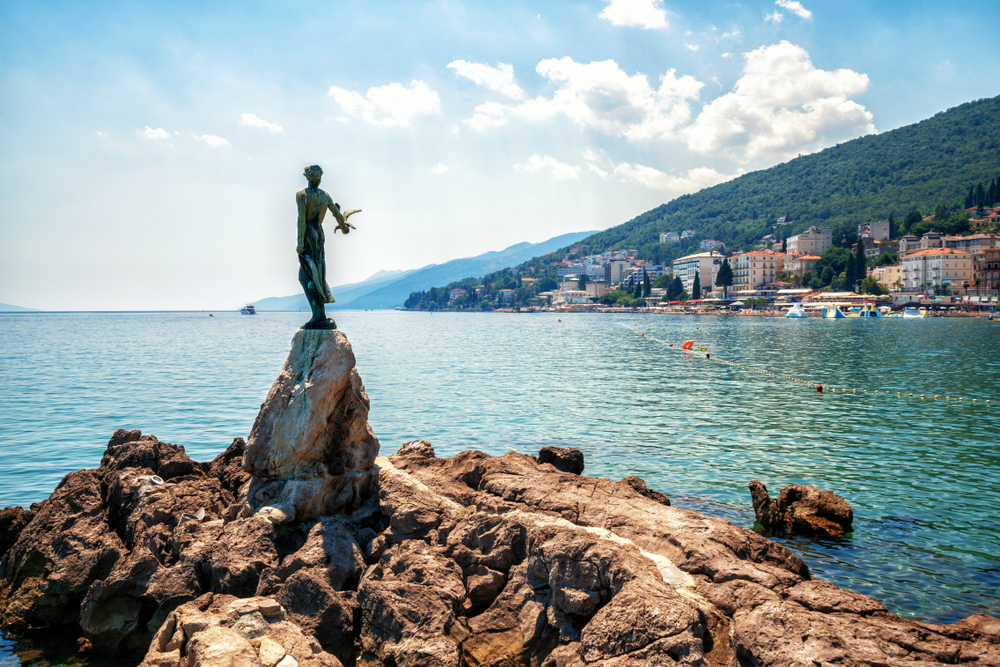  A képen a horvátországi Abbázia (Opatija) szimbóluma, a  - Z(s)eppelin utazás