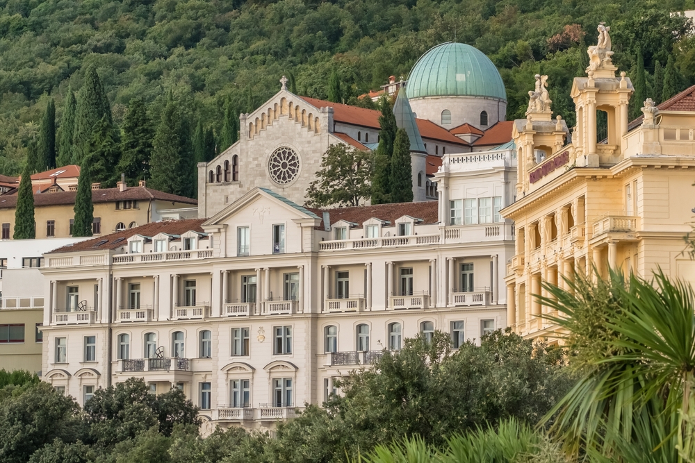 Ez a kép Abbáziát (Opatija), egy horvátországi tengerparti üdülőhelyet ábrázolja.  - Z(s)eppelin utazás