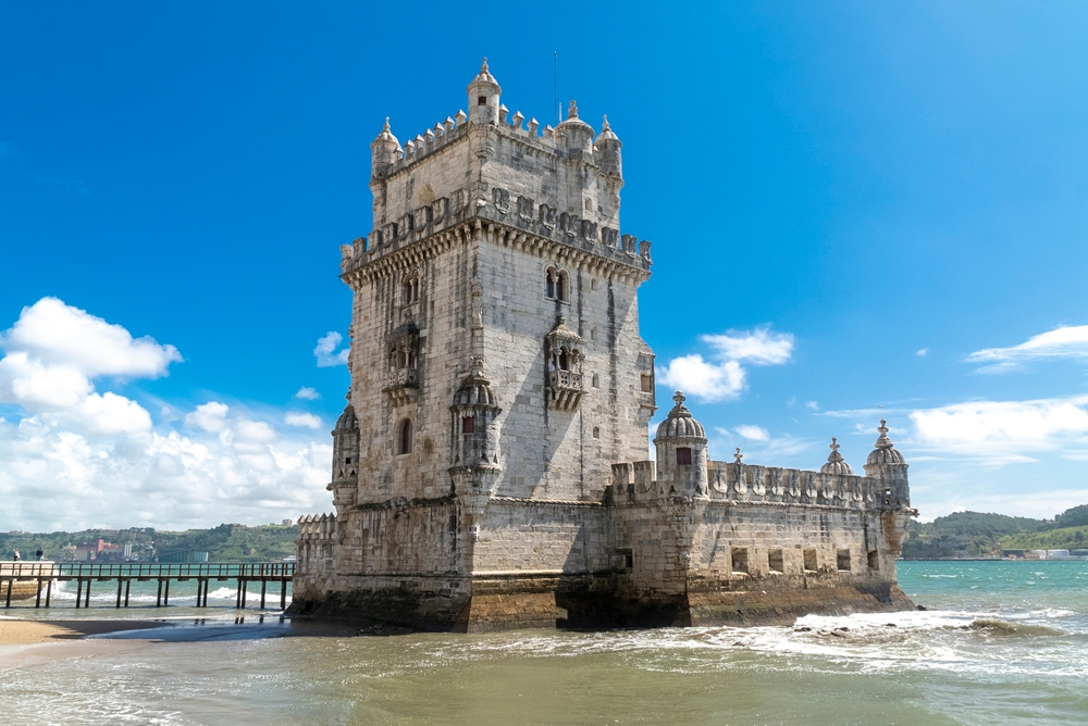 A képen a Belém-torony (Torre de Belém) látható, amely Lisszabon egyik legismertebb műemléke.  - Z(s)eppelin utazás