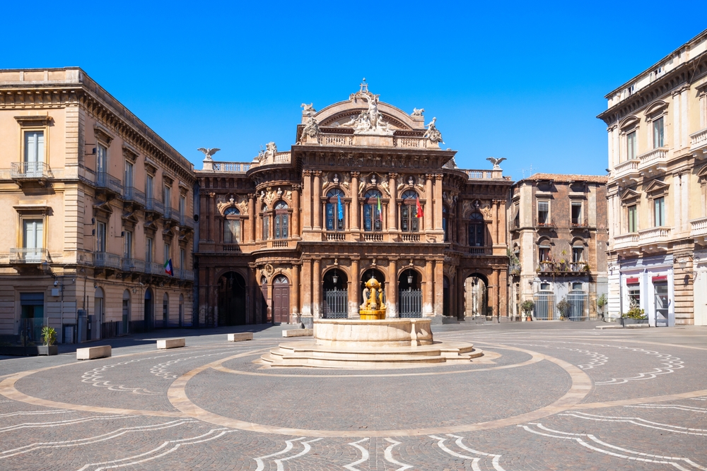 Az épület a Teatro Massimo Bellini, Catania operaháza.  - Z(s)eppelin utazás