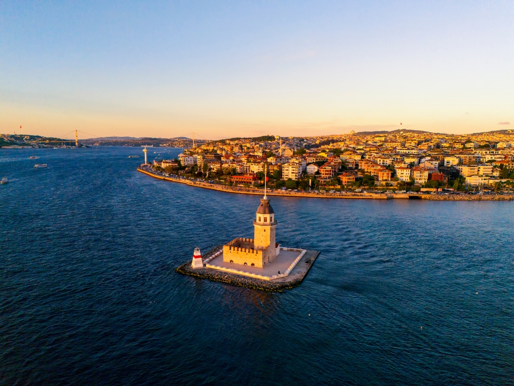 Ez a pillanat a Maiden-torony (Kız Kulesi) naplementéjét örökíti meg Isztambulban, Törökországban.  - Z(s)eppelin utazás