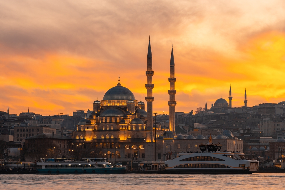 Az isztambuli Yeni Cami (Új mecset) látható a képen, naplementekor. A mecset az Aranyszarv-öböl partján, Eminönü városrészében található. - Z(s)eppelin utazás
