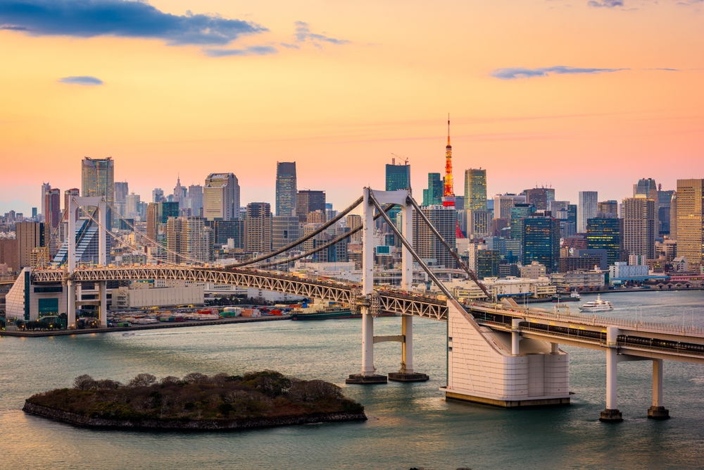 Ez a kép a Rainbow Bridge-et és a Tokiói Skyline-t ábrázolja naplementekor. - Z(s)eppelin utazás