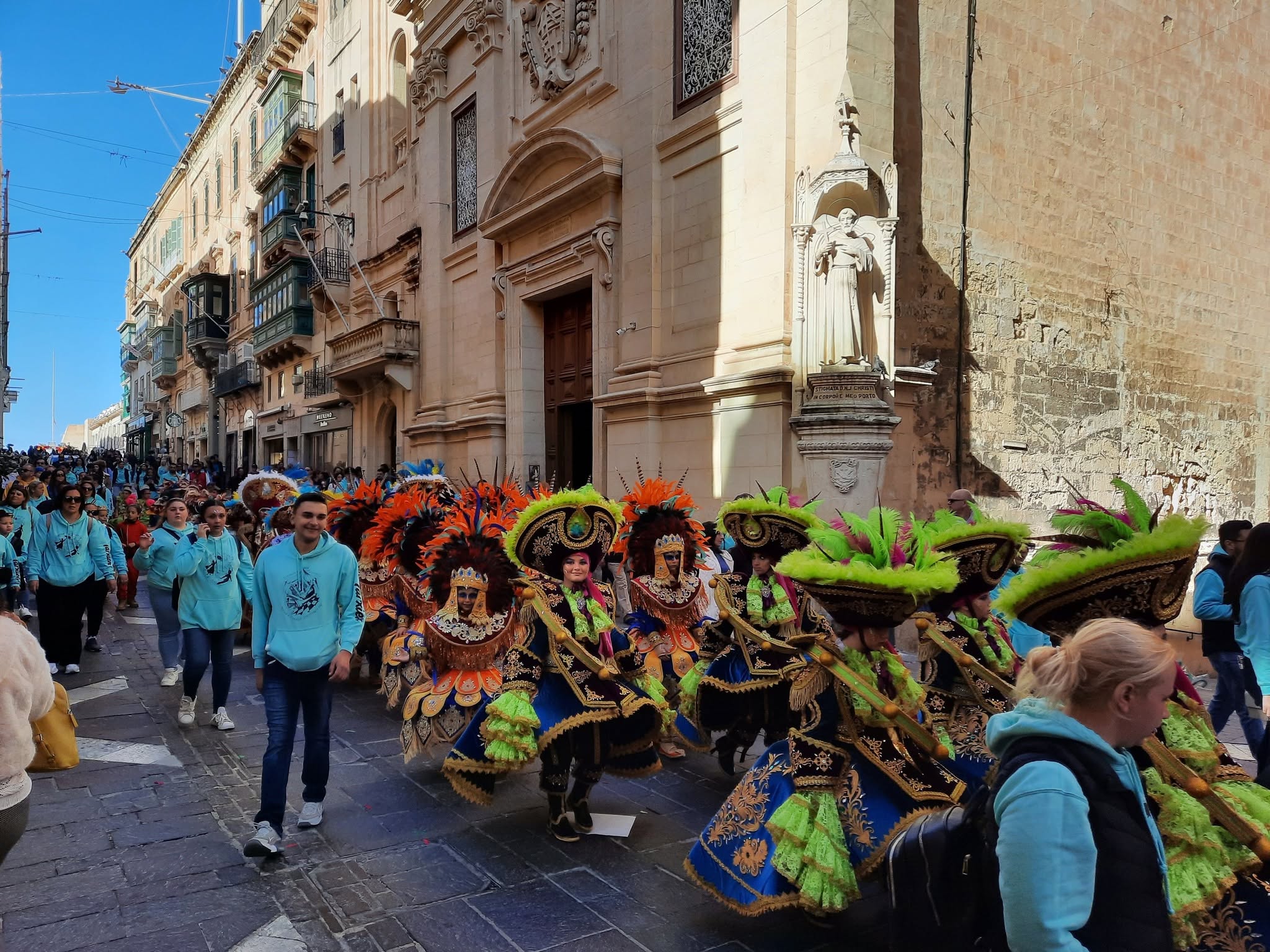 A képen a máltai karnevál (Il-Karnival ta' Malta) látható. - Z(s)eppelin utazás