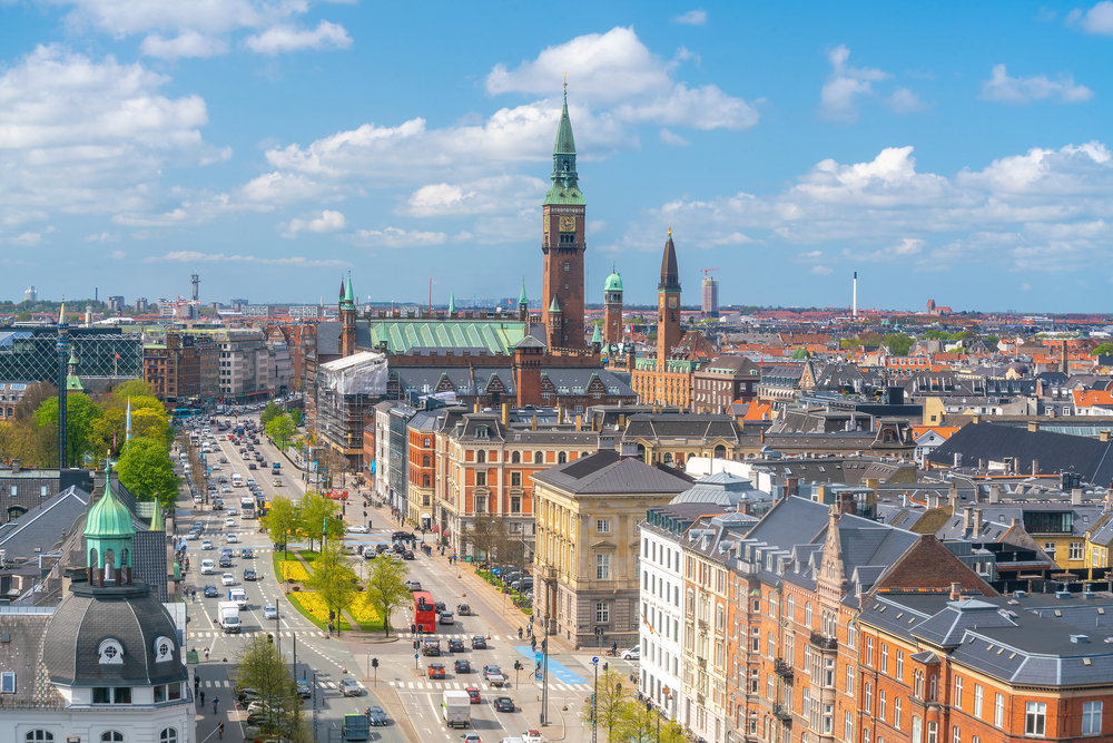 Koppenhága belvárosának látképe Dániában.  - Z(s)eppelin utazás