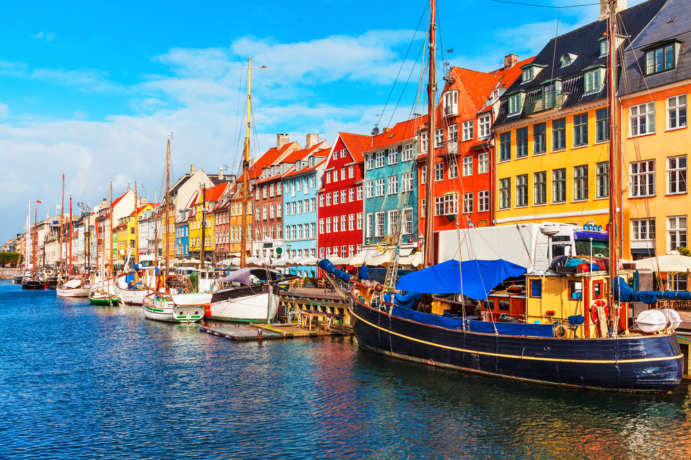 Ez a kép a koppenhágai Nyhavn csatornát ábrázolja.  - Z(s)eppelin utazás