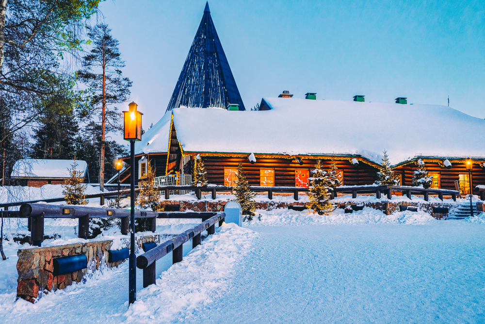 A kép a finnországi Santa Claus Village (Mikulás falu) egyik épületét ábrázolja, Rovaniemi közelében. Ez a hely a Mikulás hivatalos otthonaként ismert, és népszerű turisztikai célpont.  - Z(s)eppelin utazás