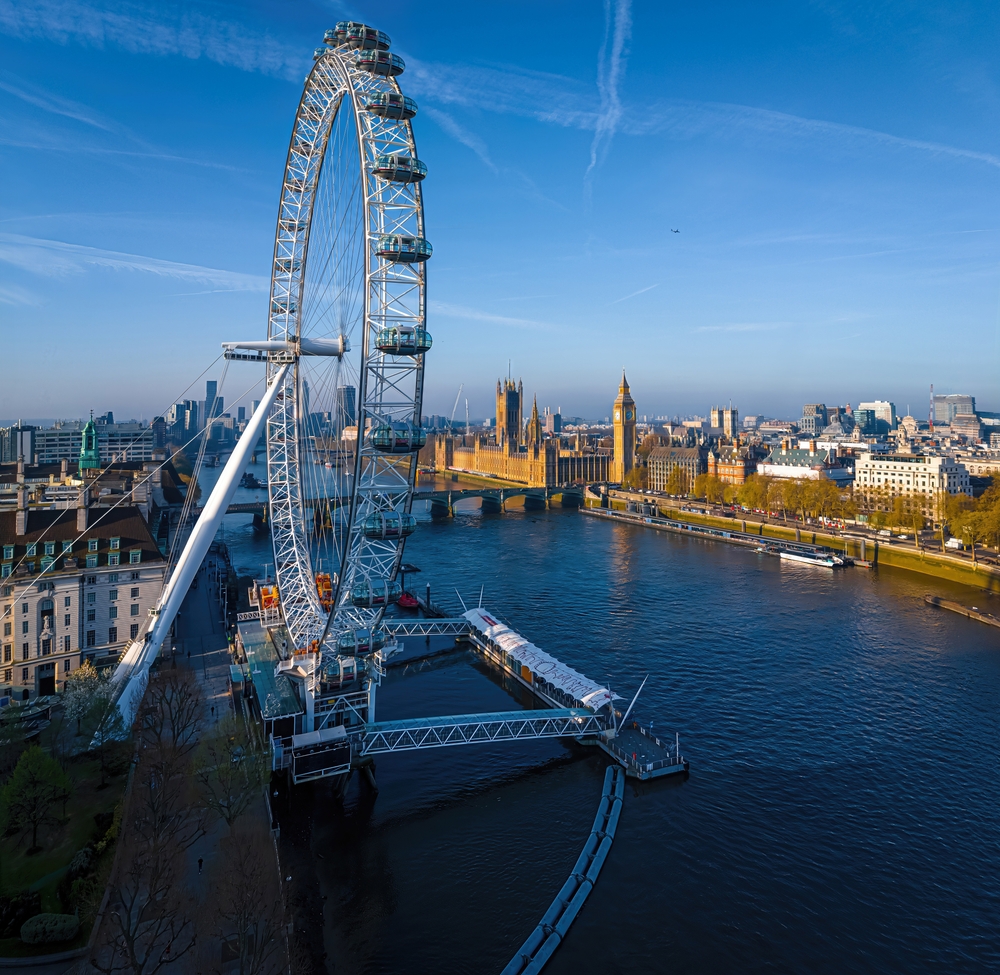 A képen a londoni Temze folyó partján álló ikonikus London Eye óriáskerék látható.  - Z(s)eppelin utazás