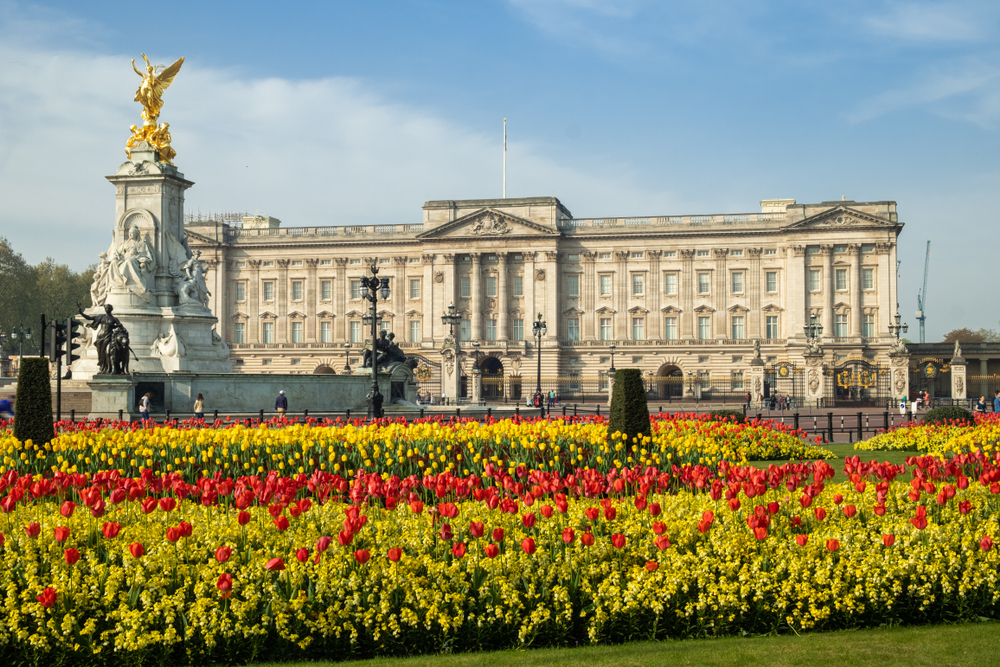 Ez a kép a londoni Buckingham-palotát és az előtte lévő Viktória-emlékművet ábrázolja.  - Z(s)eppelin utazás