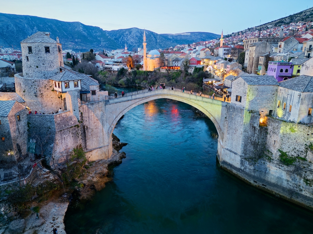 Ez a kép a bosznia-hercegovinai Mostar városát ábrázolja, középpontban a híres Öreg-híddal (Stari most).  - Z(s)eppelin utazás