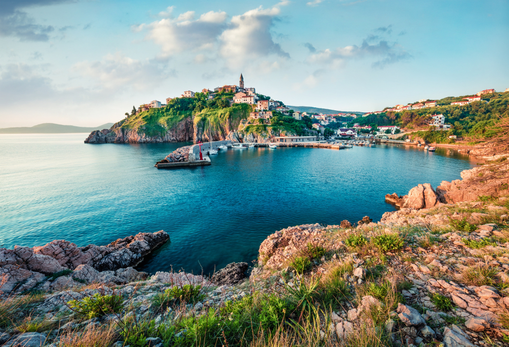 Ez egy festői felvétel Vrbnik városáról, amely a horvátországi Krk szigeten található, a Kvarner-öböl partján. - Z(s)eppelin utazás