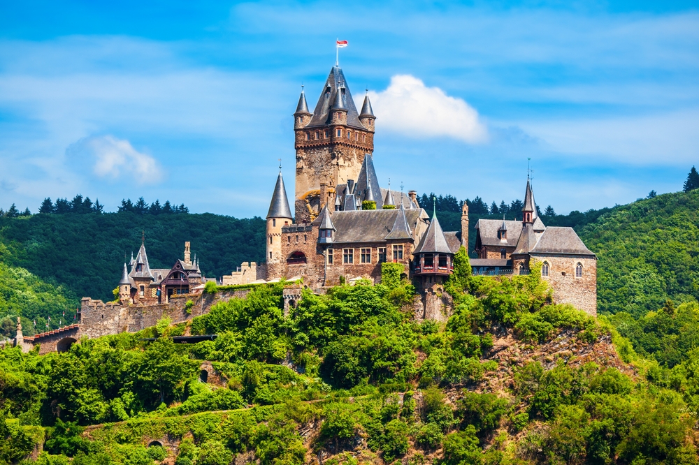 A képen a németországi Cochem városában található Reichsburg Cochem (Cochemi vár) látható.  - Z(s)eppelin utazás