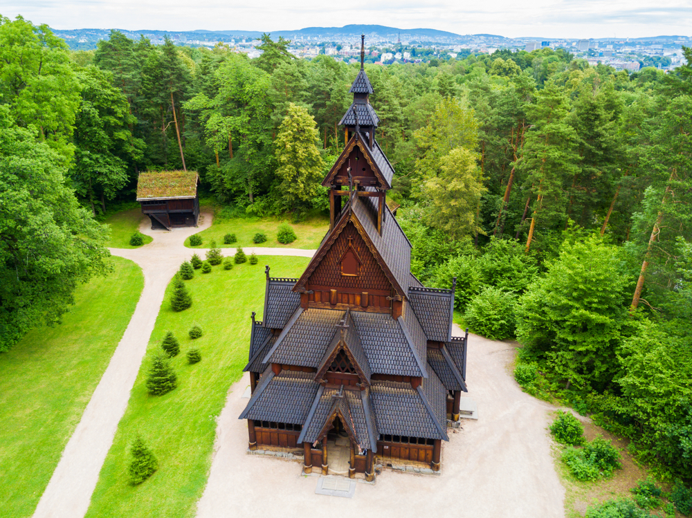 A képen látható épület a Gol-i dongatemplom (Gol stavkyrkje), egy középkori fatemplom, amely jelenleg az Oslo melletti Norvég Kulturális Történeti Múzeumban (Norsk Folkemuseum) található.  - Z(s)eppelin utazás