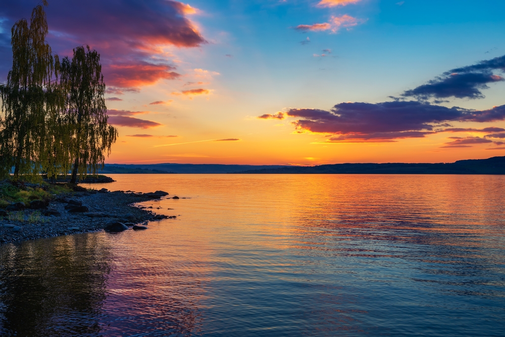 Ez a kép a norvégiai Mjøsa tavat ábrázolja naplementekor.  - Z(s)eppelin utazás