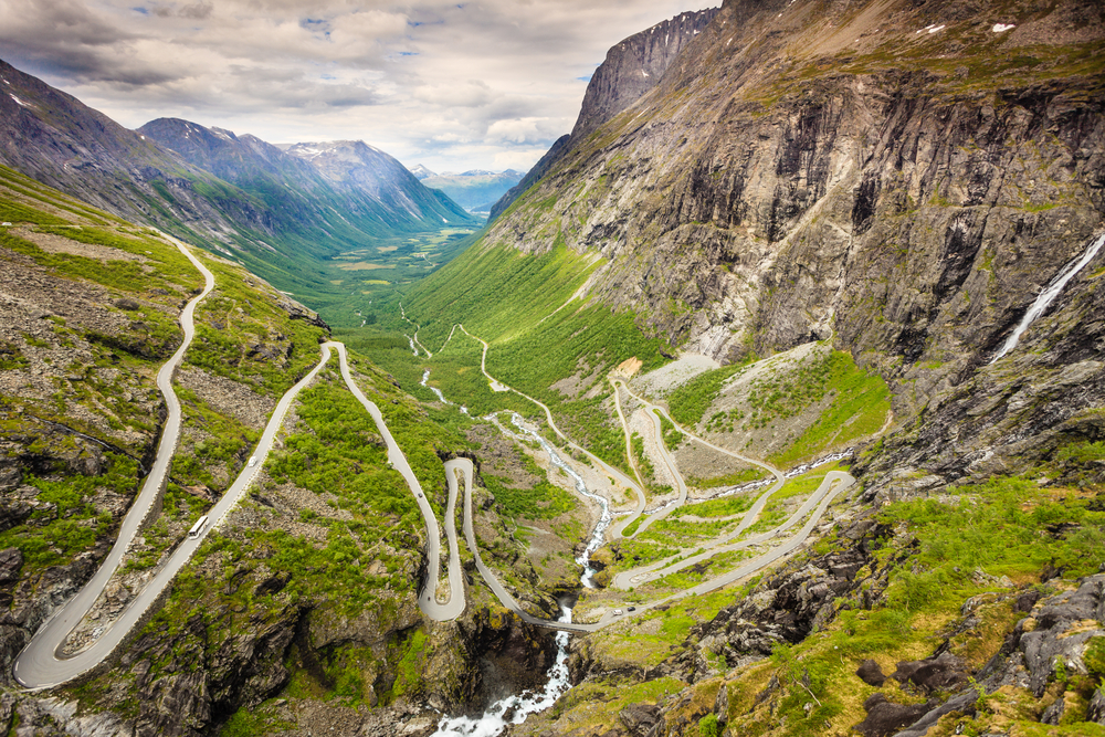 A képen a Trollstigen (a Trollok útja) látható, amely Norvégia egyik leghíresebb és leglátványosabb panorámaútja.  - Z(s)eppelin utazás