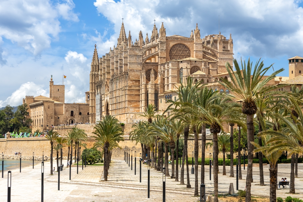 Ez a kép a Palma de Mallorca-i katedrálist (Catedral-Basílica de Santa María de Mallorca), közismertebb nevén La Seu-t ábrázolja.  - Z(s)eppelin utazás
