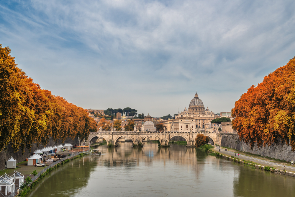 A képen Róma történelmi városrésze látható a Tevere folyóval, a Ponte Sant'Angelo híddal és a háttérben a Szent Péter-bazilikával.  - Z(s)eppelin utazás