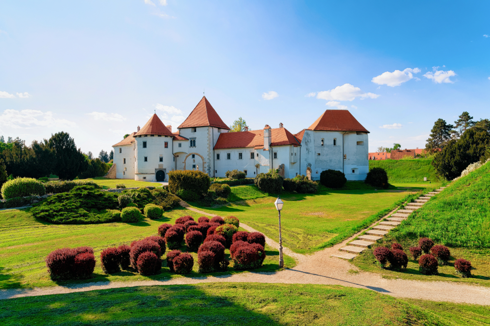 A képen látható épület a Varasdi vár (horvátul: Stari grad Varaždin), Horvátország északnyugati részén. - Z(s)eppelin utazás