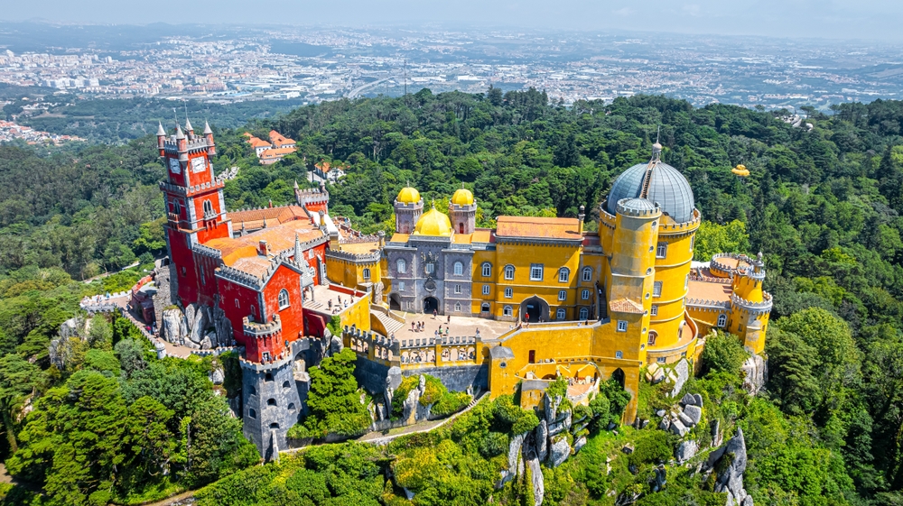 A képen a Pena Nemzeti Palota látható, amely Sintra városában, Portugáliában található.  - Z(s)eppelin utazás