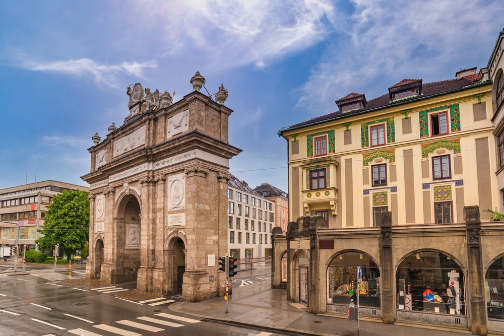 A kép a Triumphpfortét (Diadalív) ábrázolja Innsbruckban, Ausztriában.  - Z(s)eppelin utazás