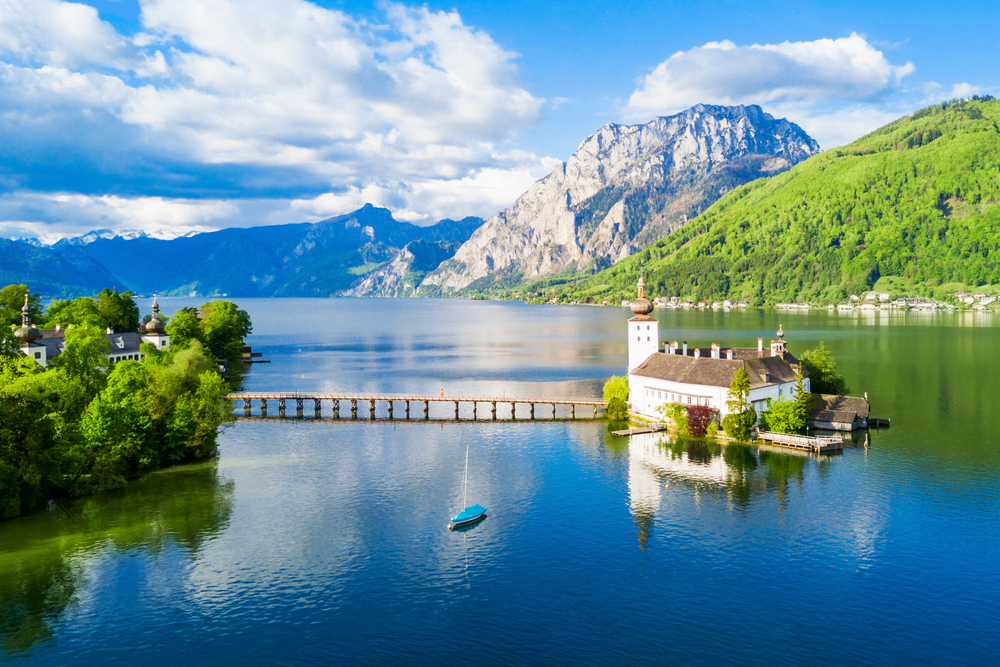 A képen az ausztriai Gmunden városában található Schloss Ort (Ort-kastély) látható, amely a Traunsee tavon éA képen az ausztriai Gmunden városában található Schloss Ort (Ort-kastély) látható, amely a Traunsee tavon épült. pült.  - Z(s)eppelin utazás