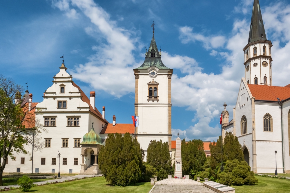 Ez a kép a lőcsei régi városházát (balra) és a mellette álló Szent Jakab-templomot (jobbra) ábrázolja Lőcsén, Szlovákiában. - Z(s)eppelin utazás