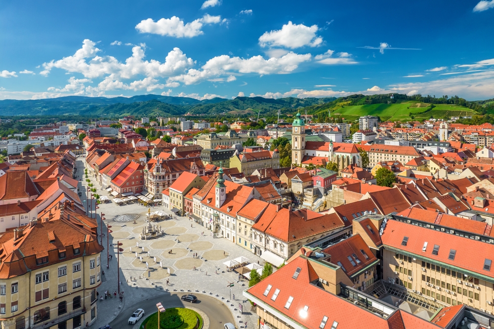 Ez a kép Maribort, Szlovénia második legnagyobb városát ábrázolja. A város az Alsó-Stájerföld régió központja, a Dráva folyó mentén fekszik, és a Pohorje-hegység lábánál terül el.  - Z(s)eppelin utazás