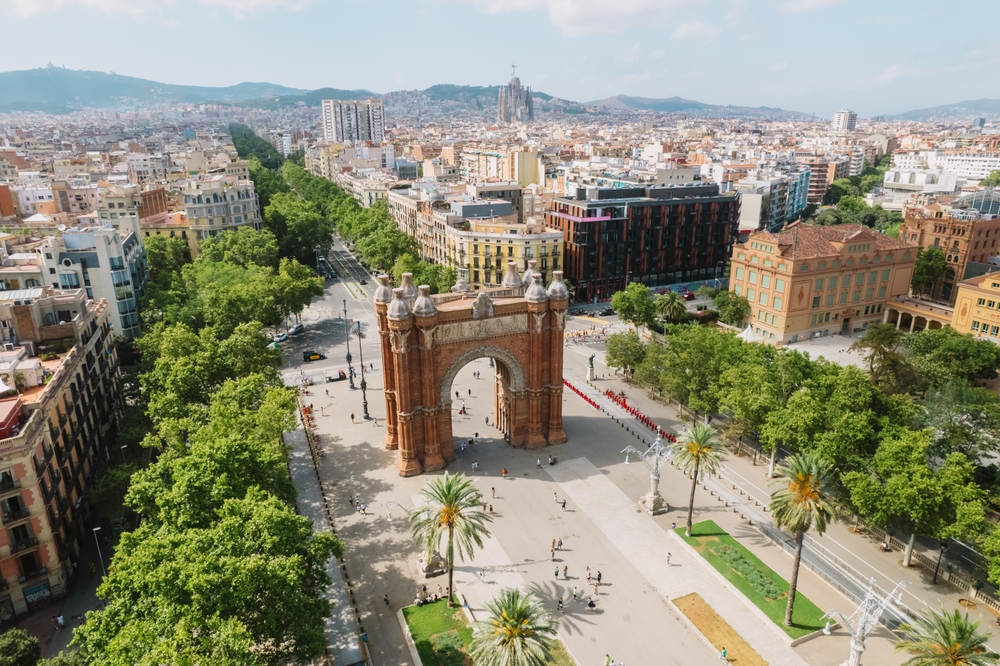 A képen a barcelonai Arc de Triomf látható.  - Z(s)eppelin utazás