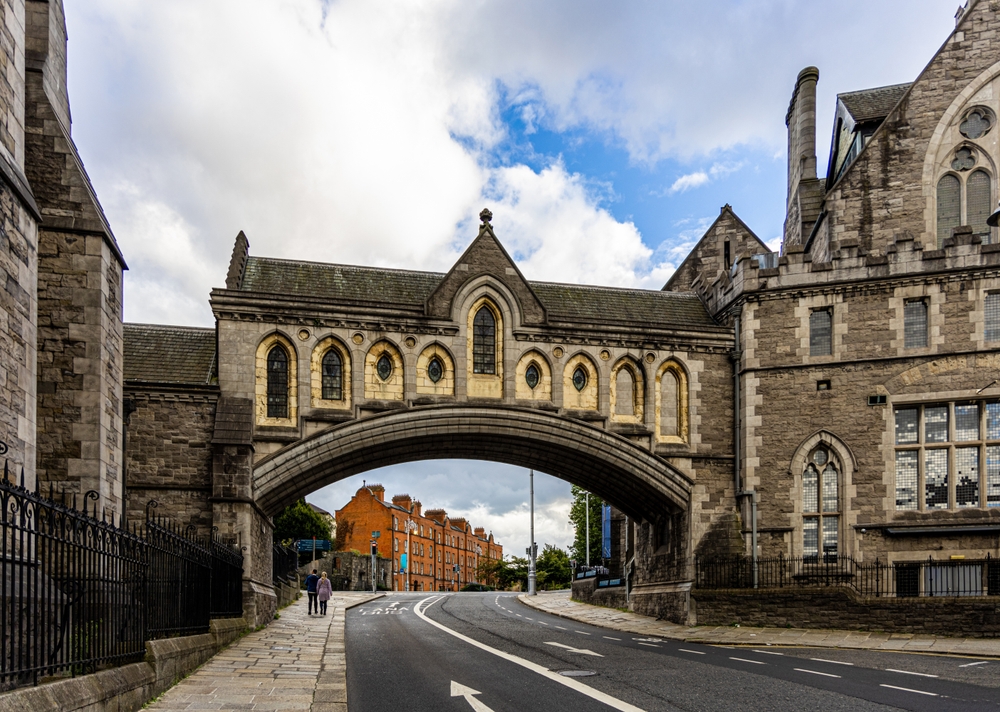 Ez a kép a dublini Christ Church Cathedral hídját ábrázolja. Ez egy ikonikus építmény, amely összeköti a székesegyházat a Dublinia múzeummal.  - Z(s)eppelin utazás