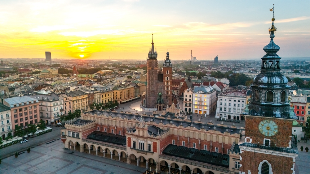 A képen Krakkó főtere (Rynek Główny) látható, amely Lengyelország egyik legszebb és leglátogatottabb városa. Az óváros része, amely az UNESCO Világörökség része.  - Z(s)eppelin utazás