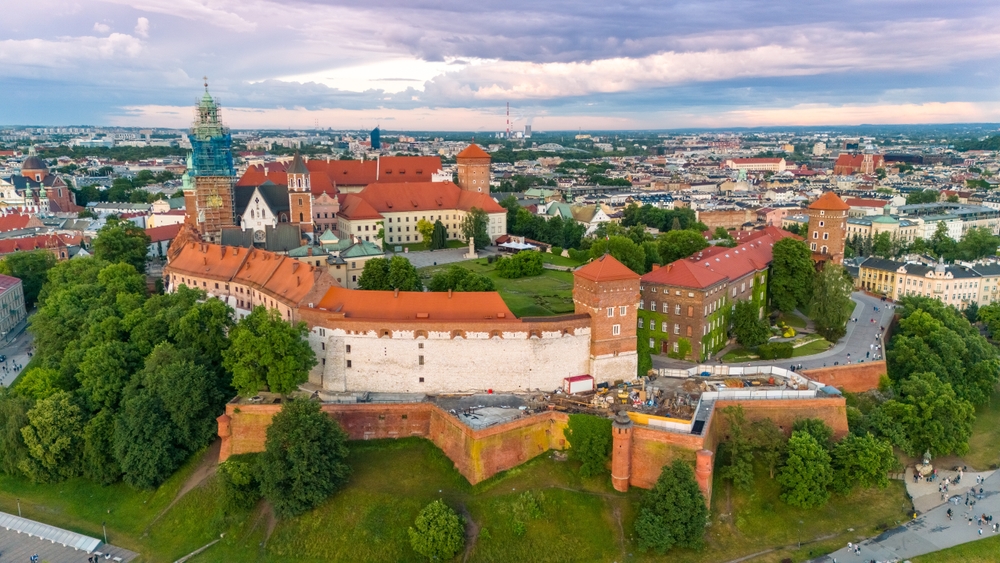 A képen a krakkói Wawel királyi palota és a Waweli székesegyház látható. A Wawel dombon található épületegyüttes Lengyelország egyik legikonikusabb látnivalója.  - Z(s)eppelin utazás