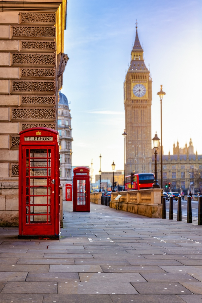 A képen a londoni Big Ben és a klasszikus piros telefonfülkék láthatók.  - Z(s)eppelin utazás