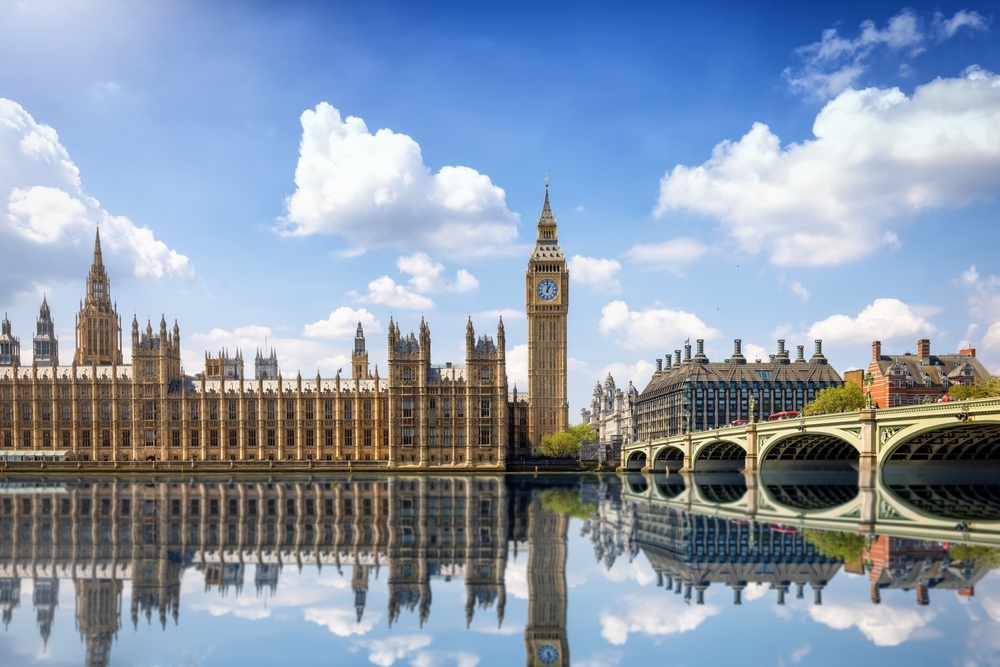 A képen a londoni Westminster-palota és az Erzsébet-torony (közismert nevén Big Ben) látható a Westminster híddal és a Temzével.  - Z(s)eppelin utazás
