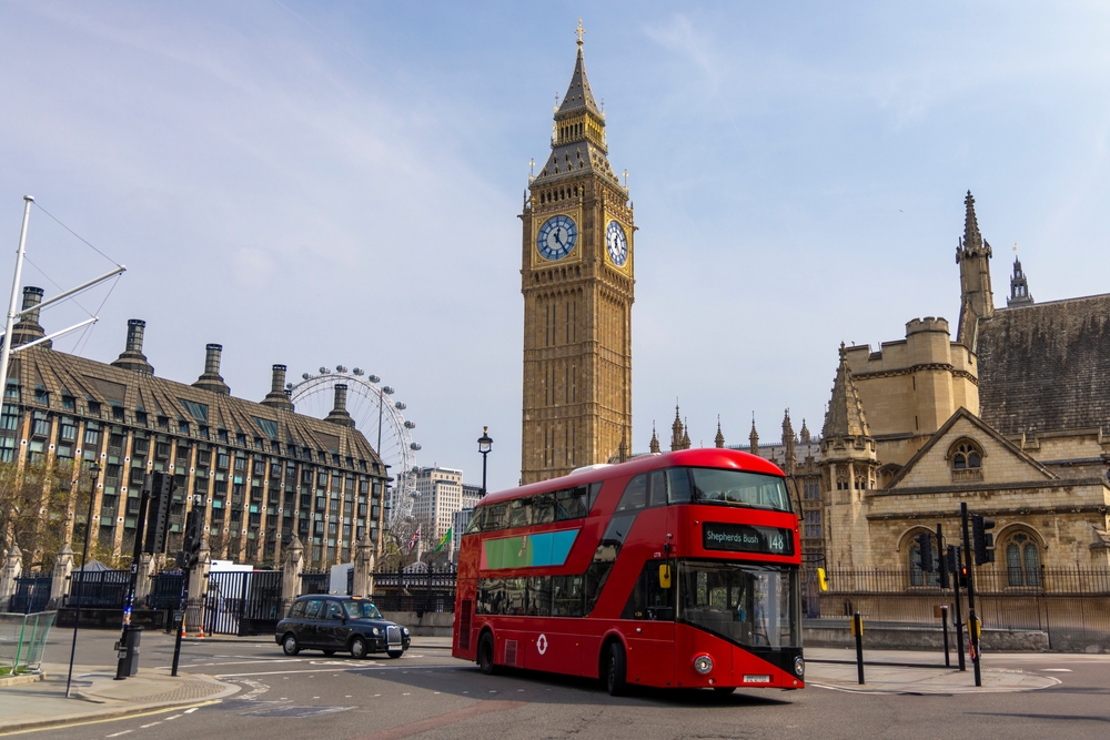 A képen a londoni Westminster-palota és a Big Ben óratorony látható. - Z(s)eppelin utazás